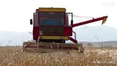 收割成熟小麦的联合<strong>收割机</strong>